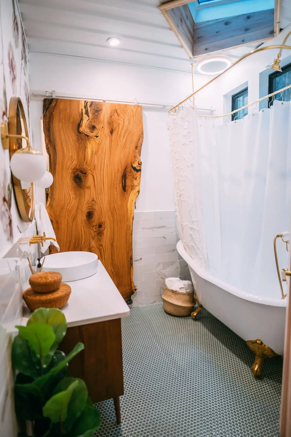 俄亥俄山丘上的集装箱别墅 · 玻璃美景与创意设计-10