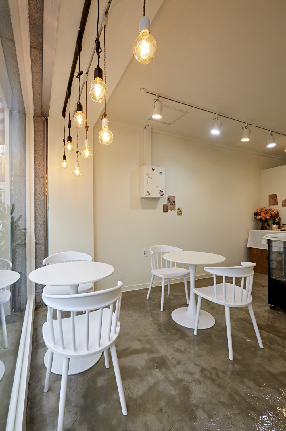 10 坪小户型的极简魅力 | 韩国设计师打造明亮舒适的咖啡厅-12