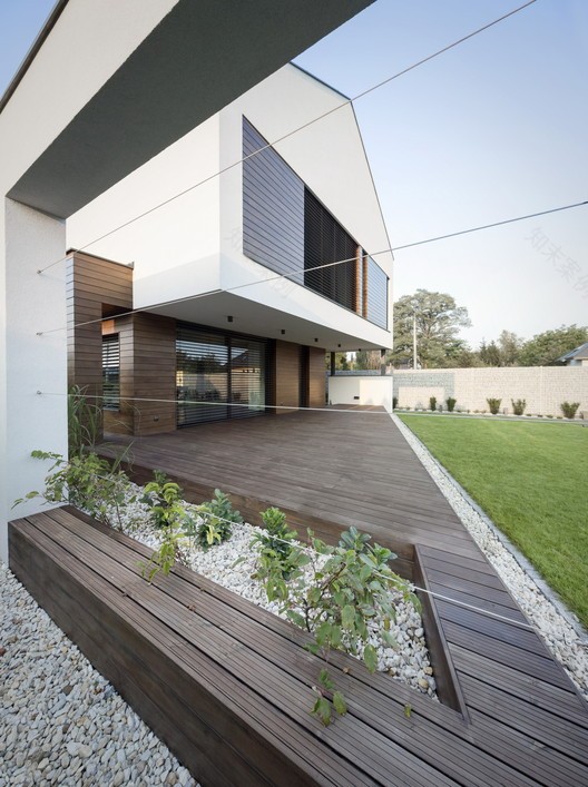 波兰内向型住宅设计,巧妙融合私密与开放-30