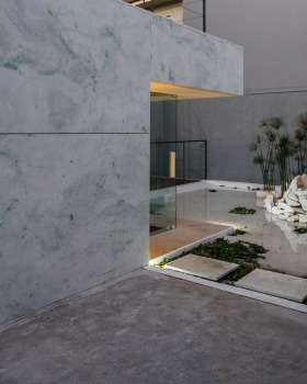 格陵兰岛矿物花园中的悬浮白 marble 空间