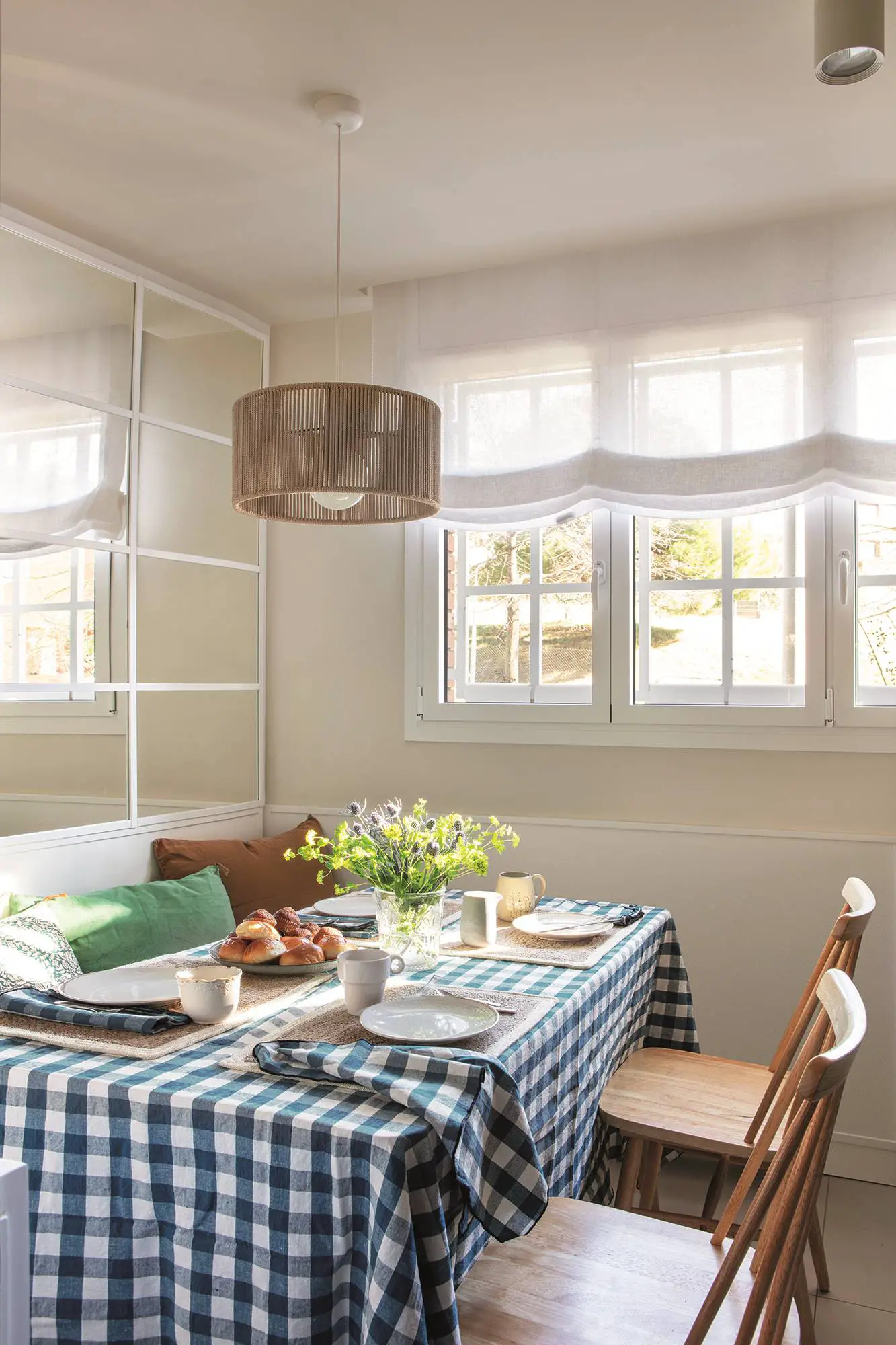 巴塞罗那白色玻璃厨房 | 私密与光线的完美结合-9