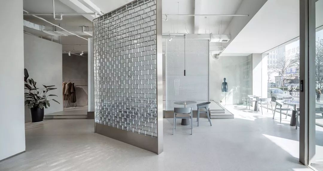 260㎡水泥灰＋玻璃砖打造的买手店 末染装饰设计-3