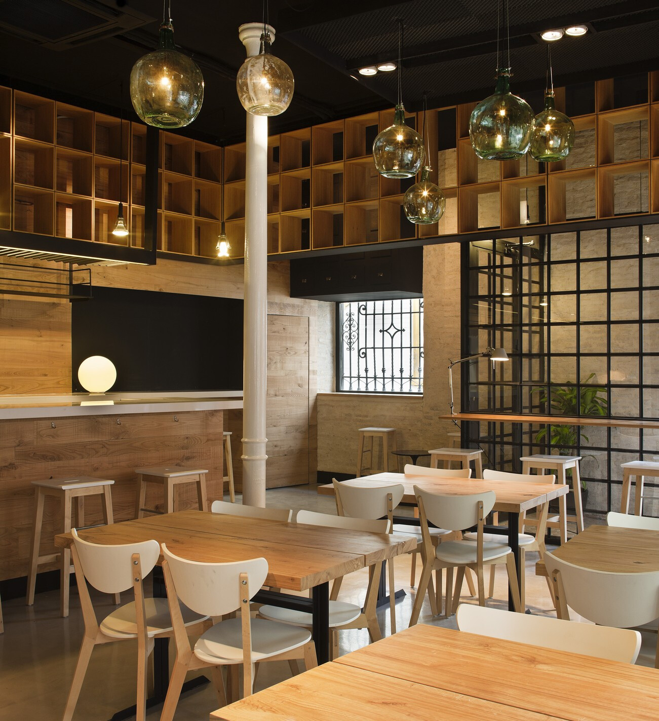 西班牙塞维利亚葡萄酒主题餐厅-13