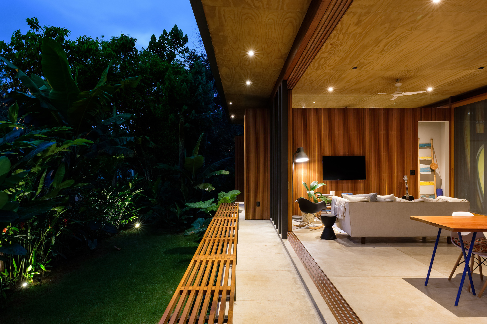 巴西绿意盎然的海岸线上的生态家园-20