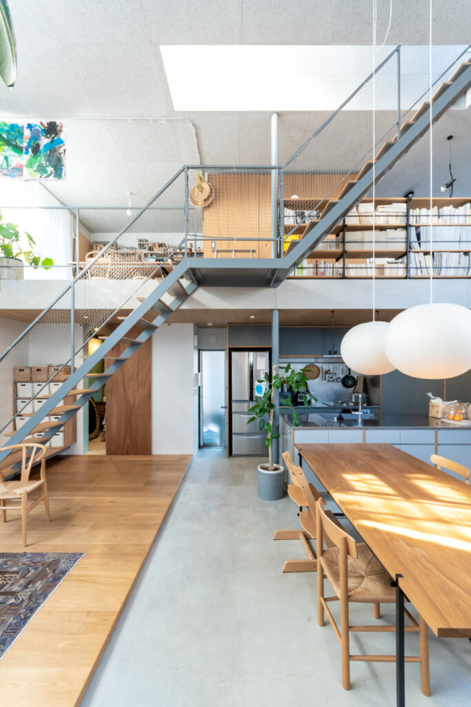 “路地庭”と“屋根庭”のある家　吹き抜けの窓を開けると心地の良い半屋外空間に | Architecture | 100%LiFE-1