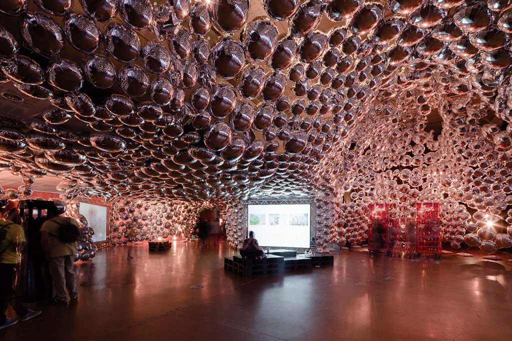 《风扇骚乱事件》——灵活多变的空间设计-25