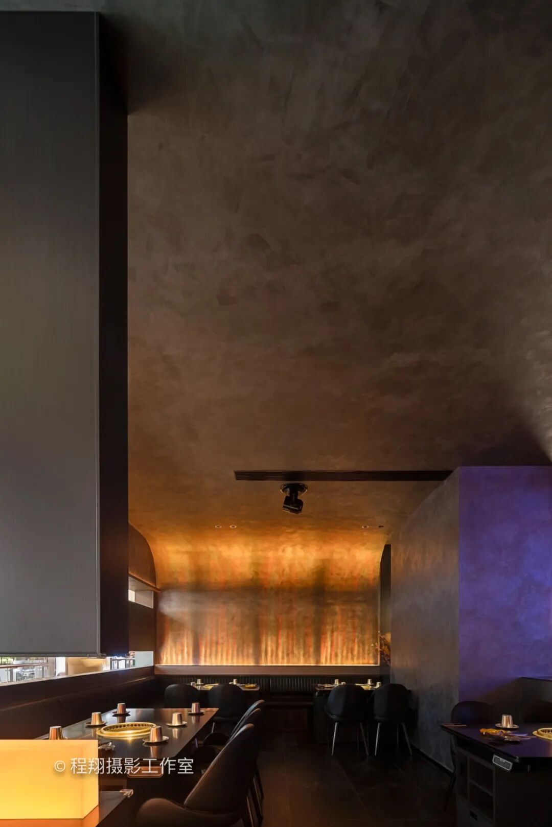 邂逅极光大漠畅享美食美酒｜海底捞旗下餐厅焰请烤肉铺子实景拍摄案例分享-11