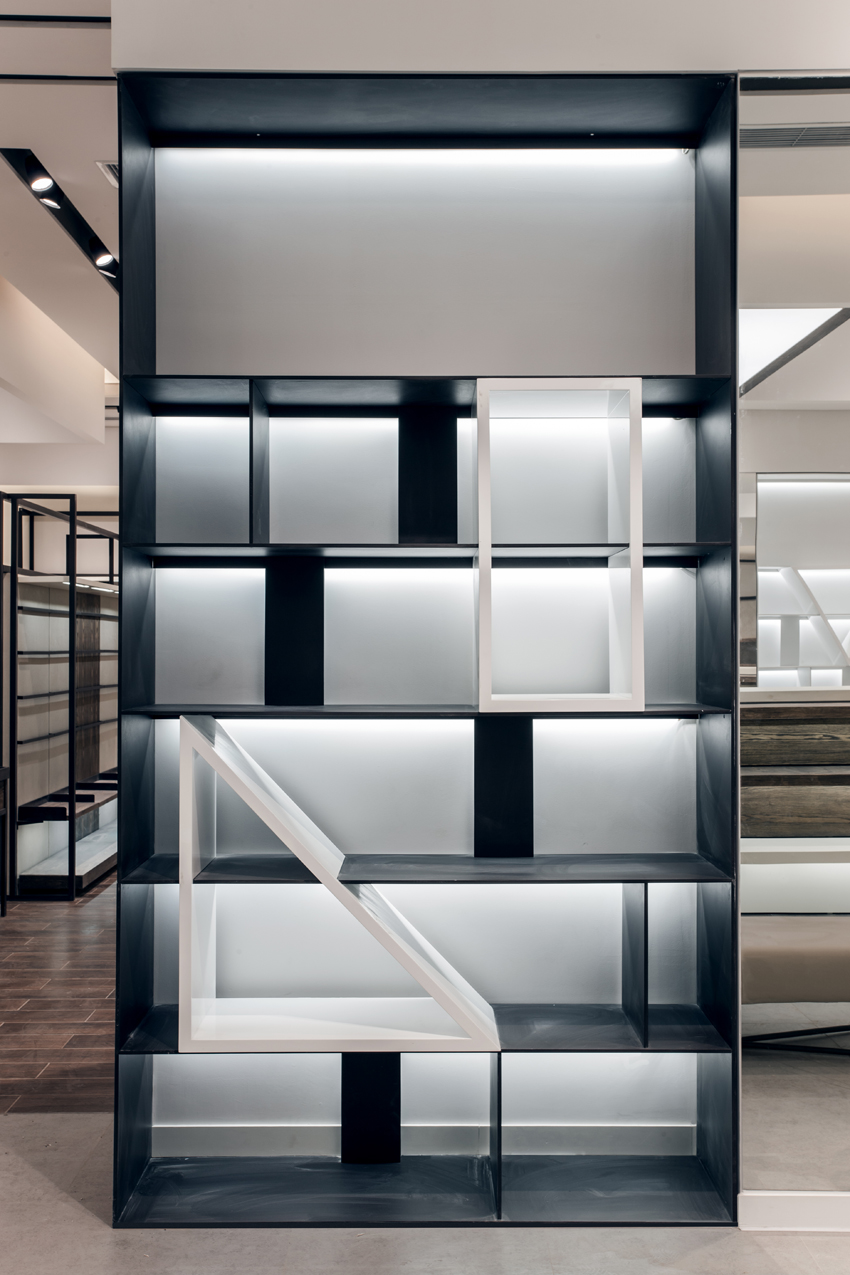 成都热风太古里形象店 | 突破传统,打造深色时尚空间-26