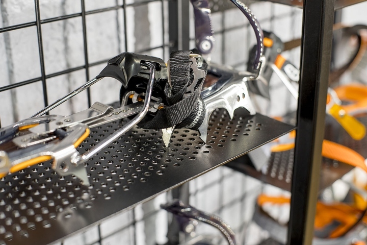 波兰 Poznan 地下攀岩装备店设计-27