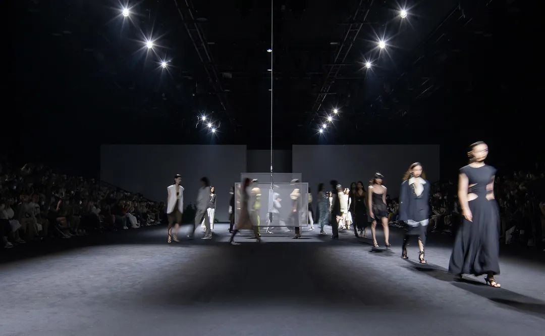 诗意的切割空间·上海时装周秀场设计丨中国上海丨好似飞行-43