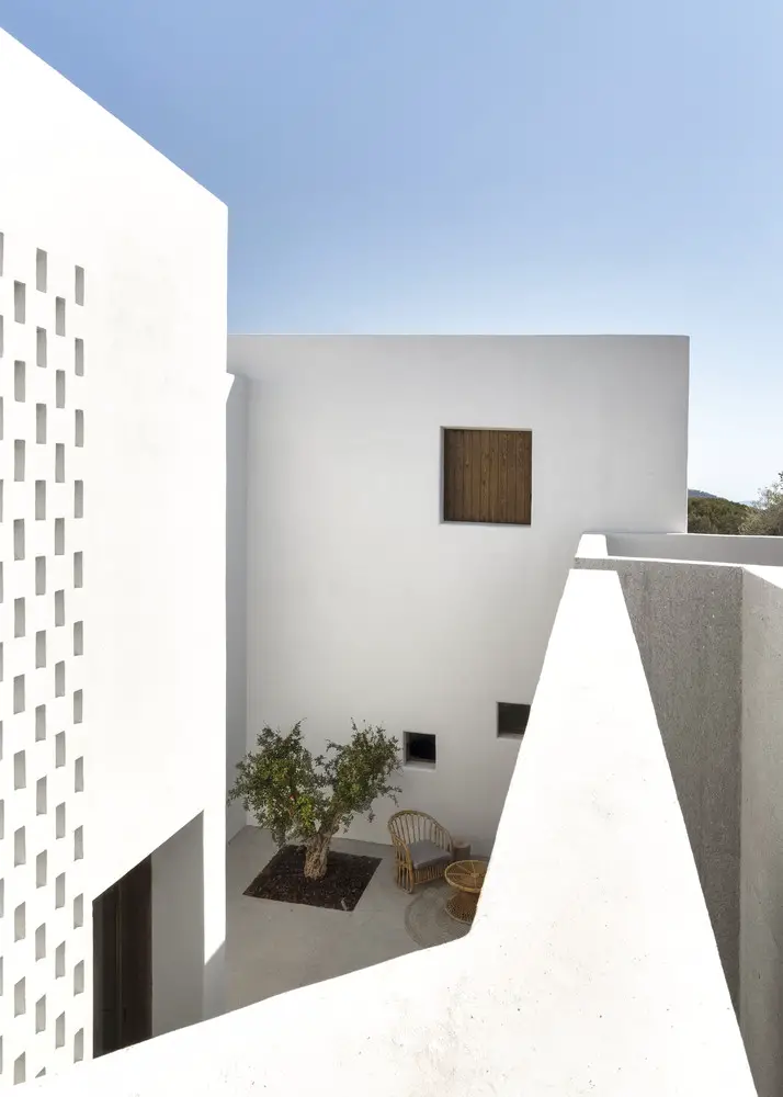 伊比莎岛纯白立方别墅 | 著名设计师 Patricia Urquiola 的地中海风情设计-10