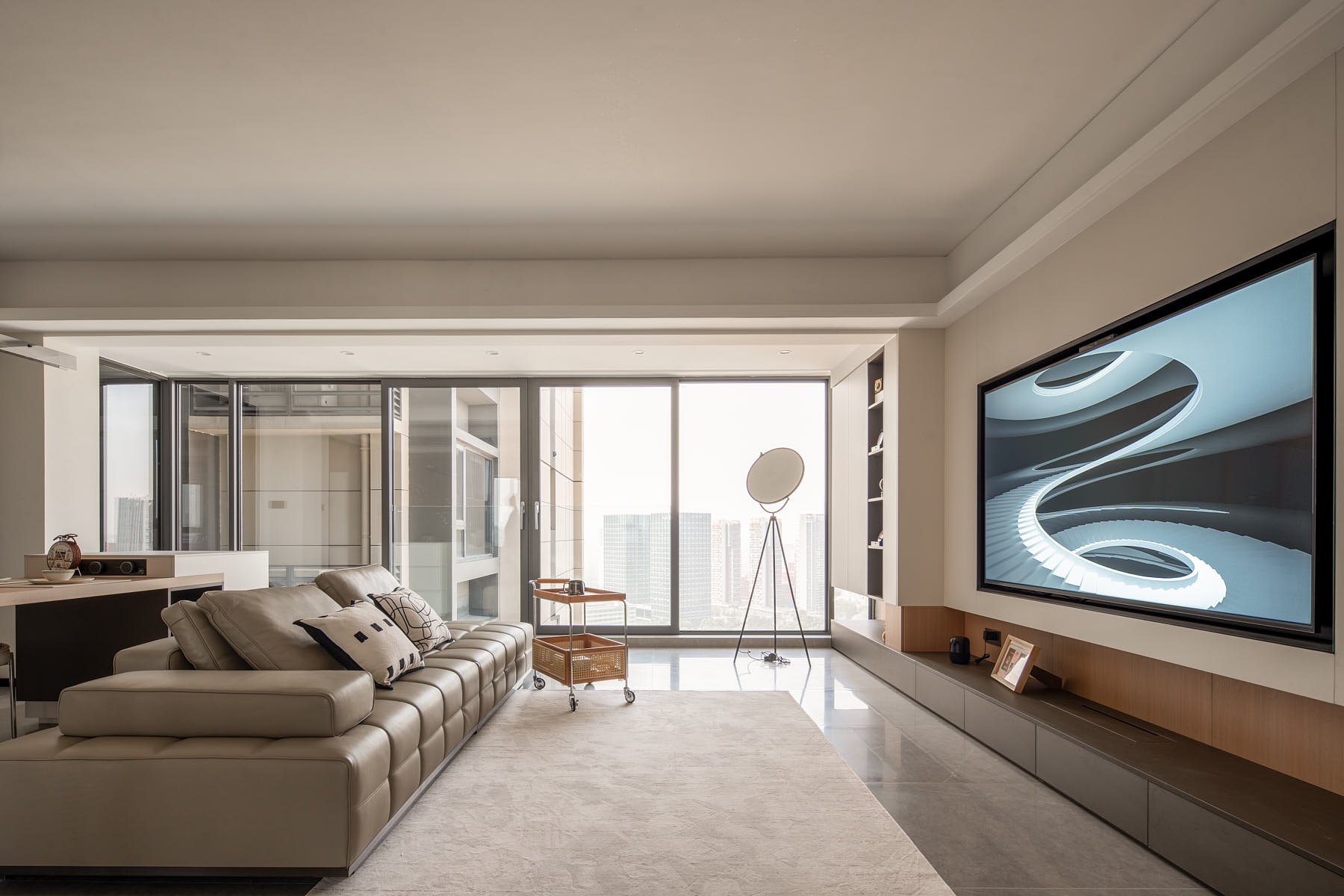 120㎡客餐阳一体化通透动线，藏在极简背后的生活讲究-0