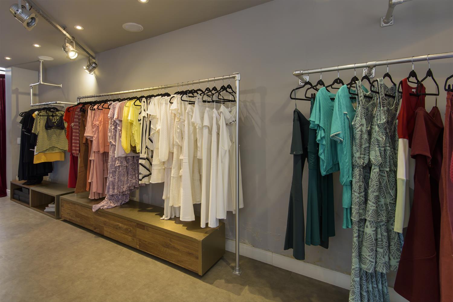 Loja Adriana Praça · Juliana Fabrizzi 的环保木质设计魅力-5