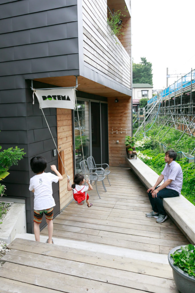 “間”を紡ぐ建築家の自邸自在に姿を変える空間が暖かなコミュニティを育む | Style of Life | 100%LiFE-9