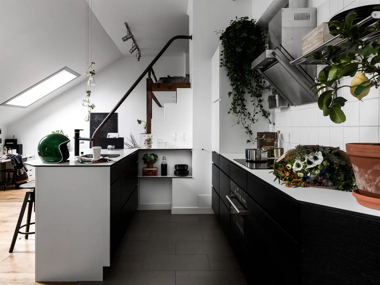 复古建筑中的现代迷你阁楼-5