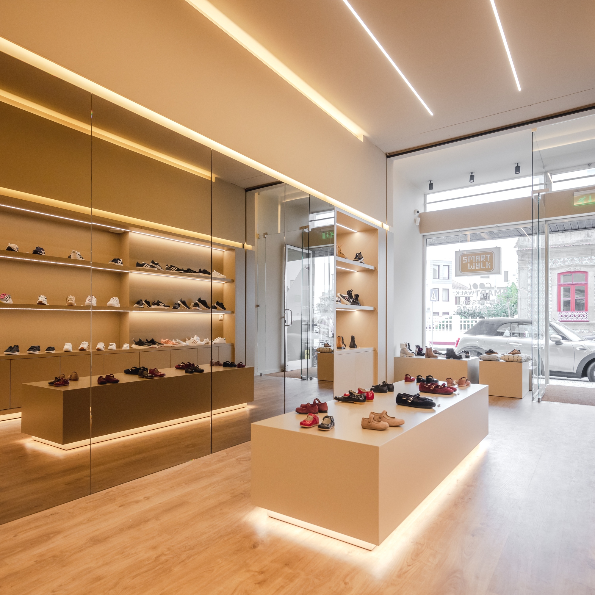 葡萄牙 Vila Conde 鞋店 | 简约设计展现空间魅力-16