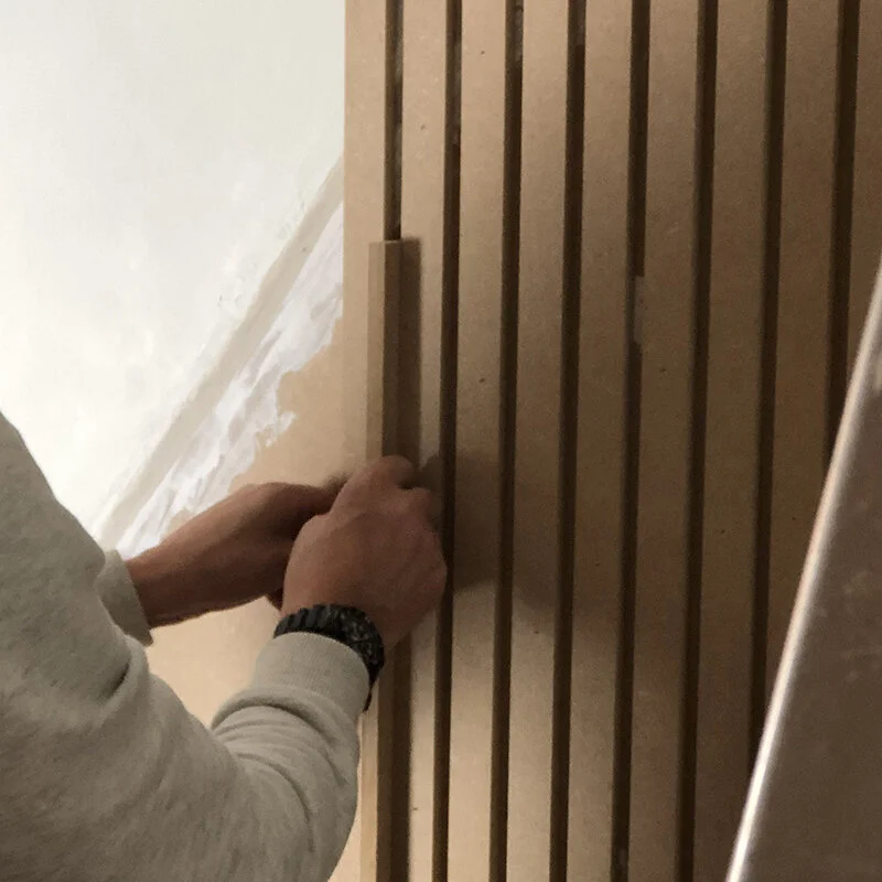 DIY带隐藏储物功能的镶板墙-11