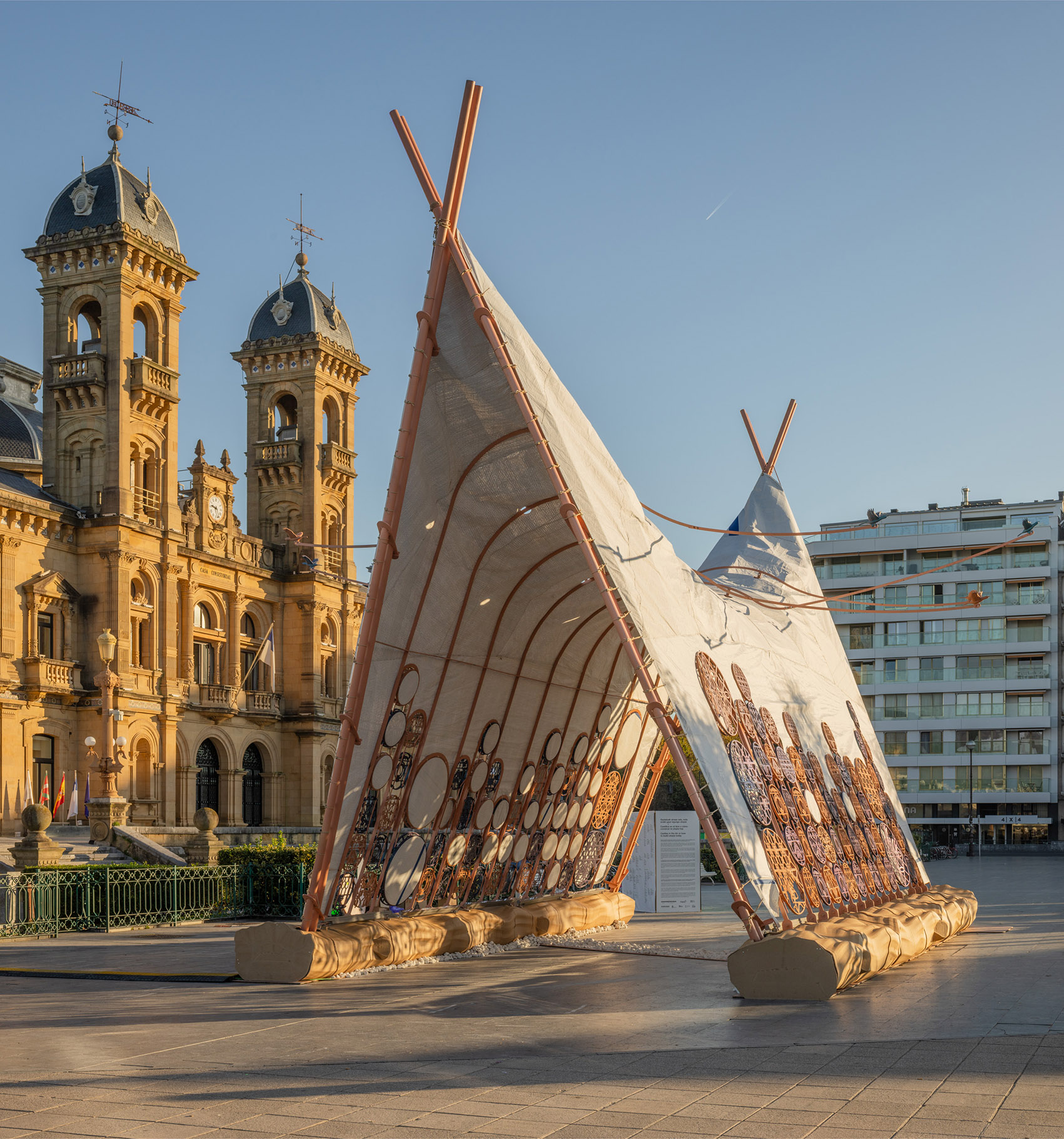 《轻盈与抗议》装置丨Izaskun Chinchilla Architects-24