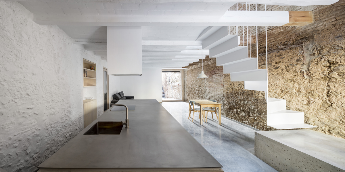 Reform of a House Between Walls-3