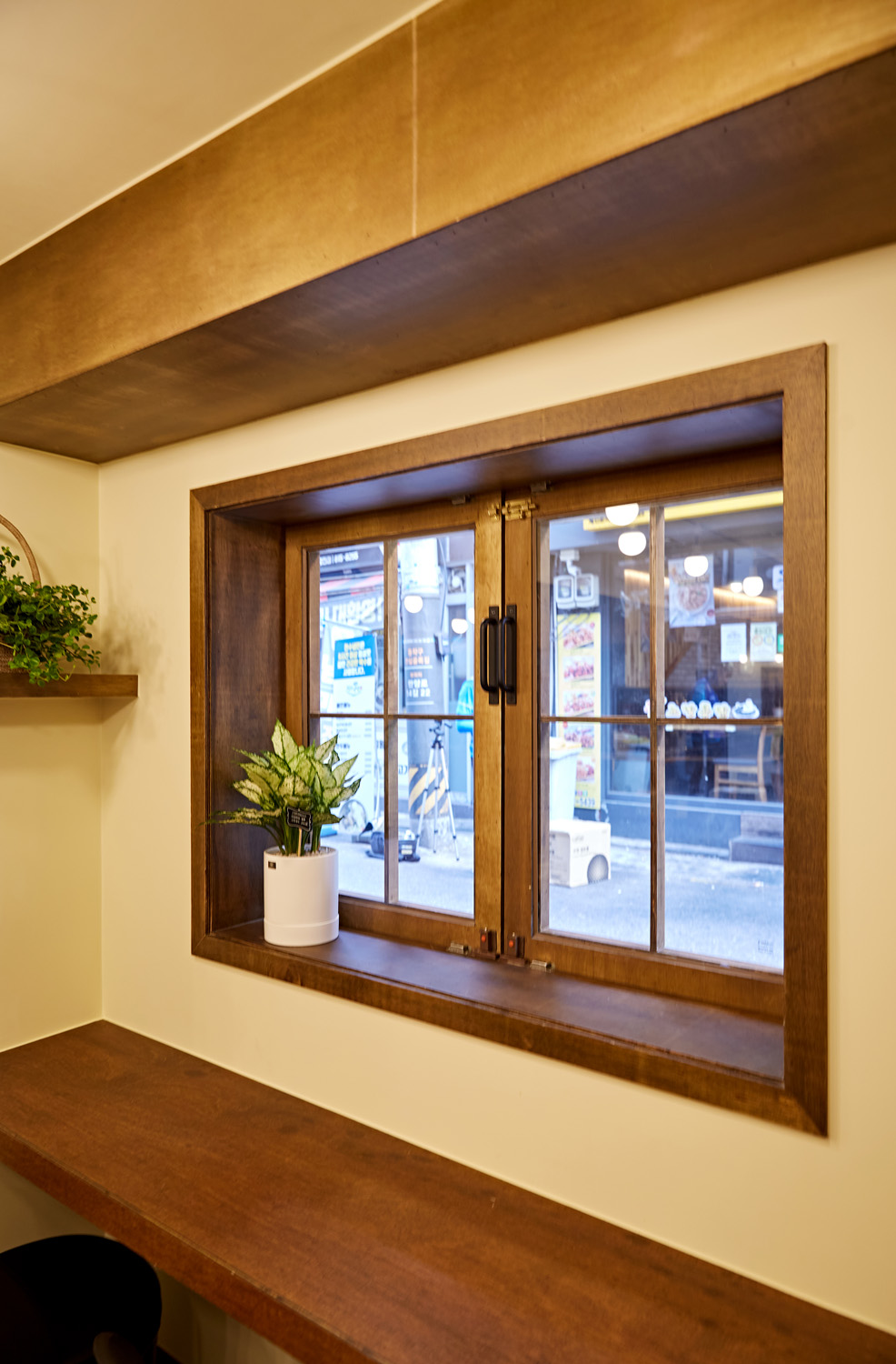 12 平米小空间的温暖木质卧室设计-15