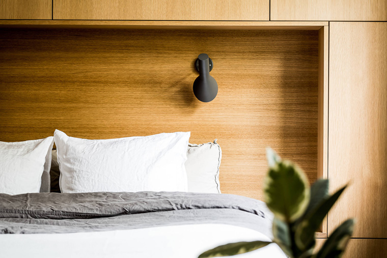 Alexander White 的现代工业风原木金属铁皮加盖设计-21