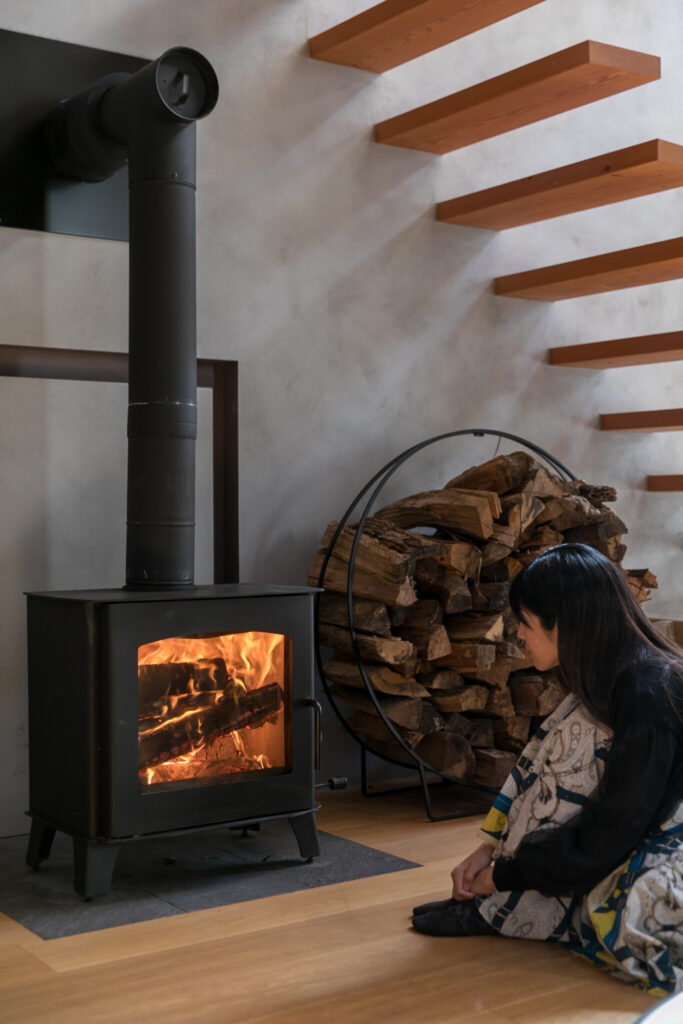 薪ストーブのあるピットリビング　外とのつながりがくつろぎを生む “共有”の空間と時間を作る家 | Style of Life | 100%LiFE-1