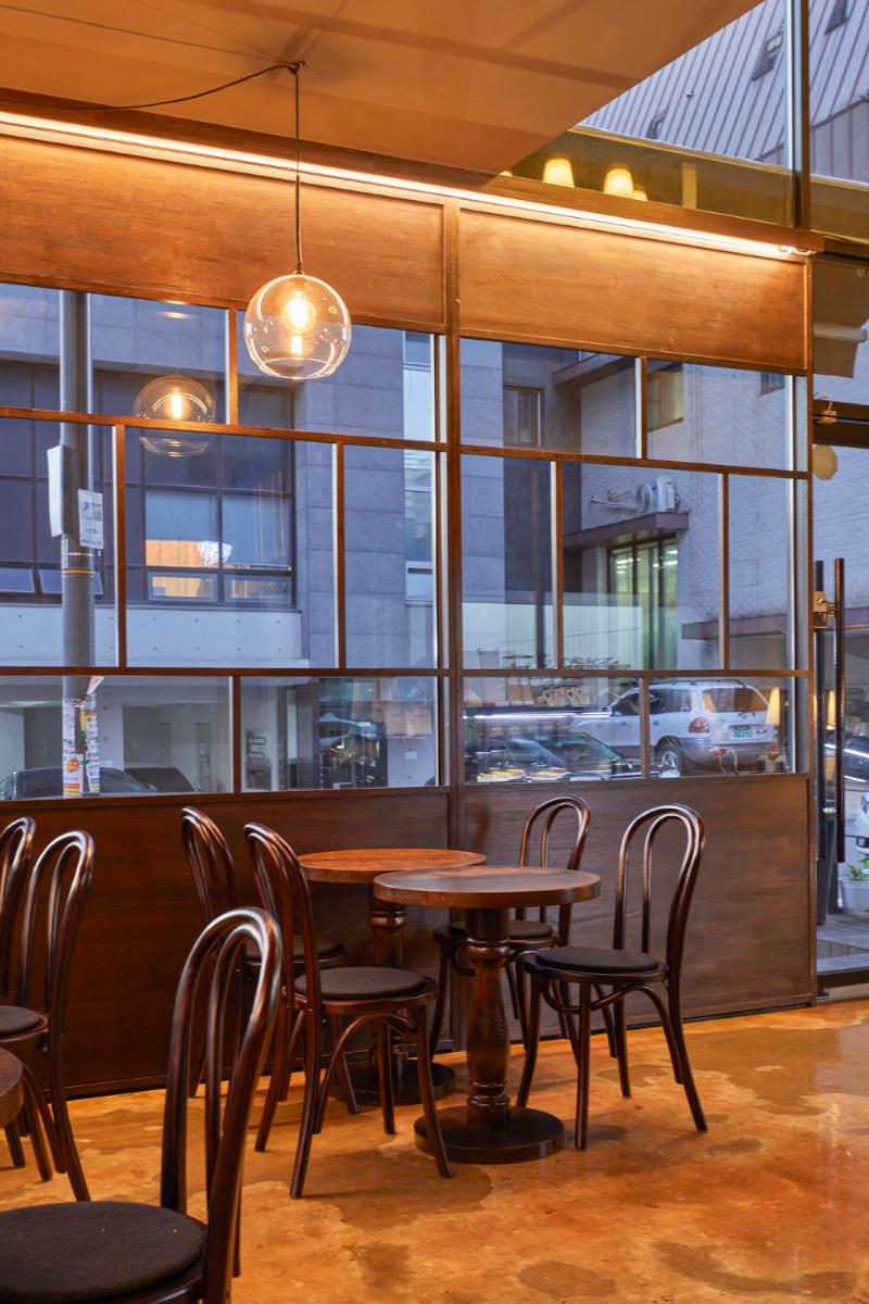 温馨 16 坪咖啡厅，明亮色彩与照明营造舒适氛围-14