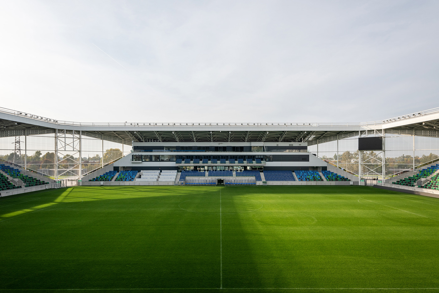 匈牙利体育馆空荡荡的看台-4