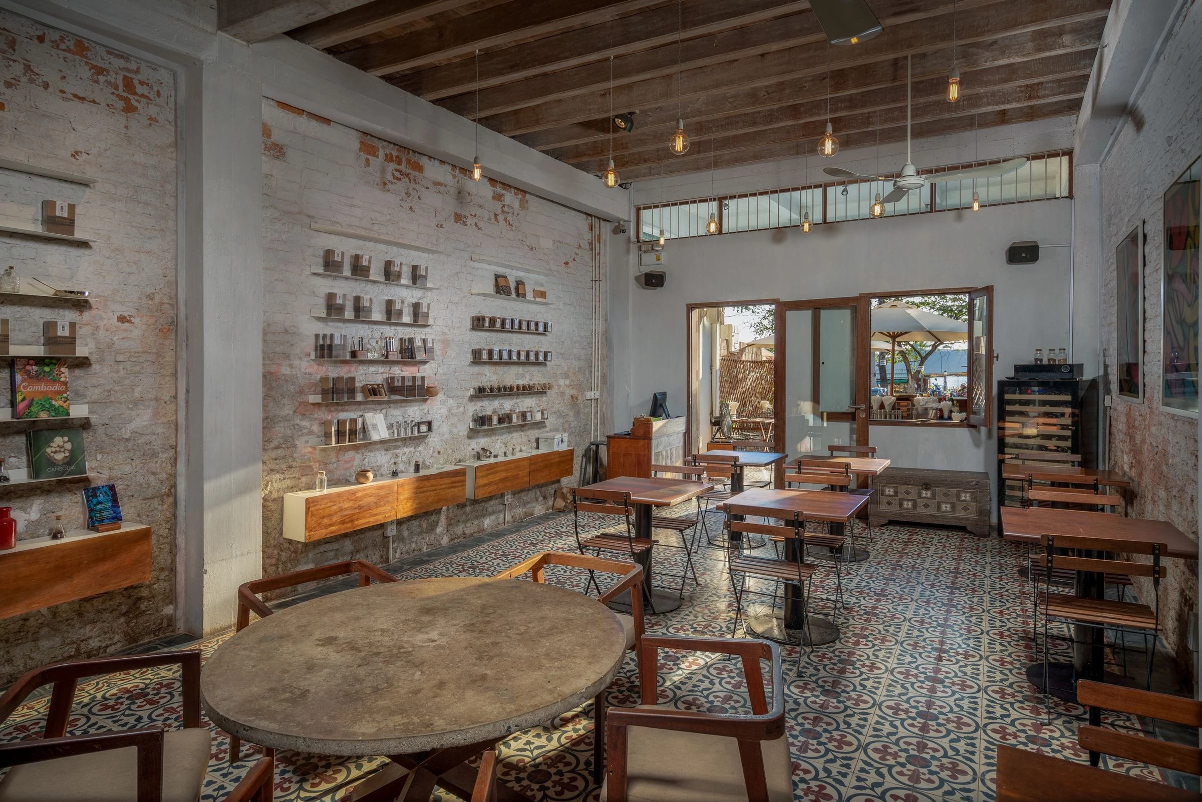 融合传统与当代的柬埔寨 Kampot 老店屋改造-44