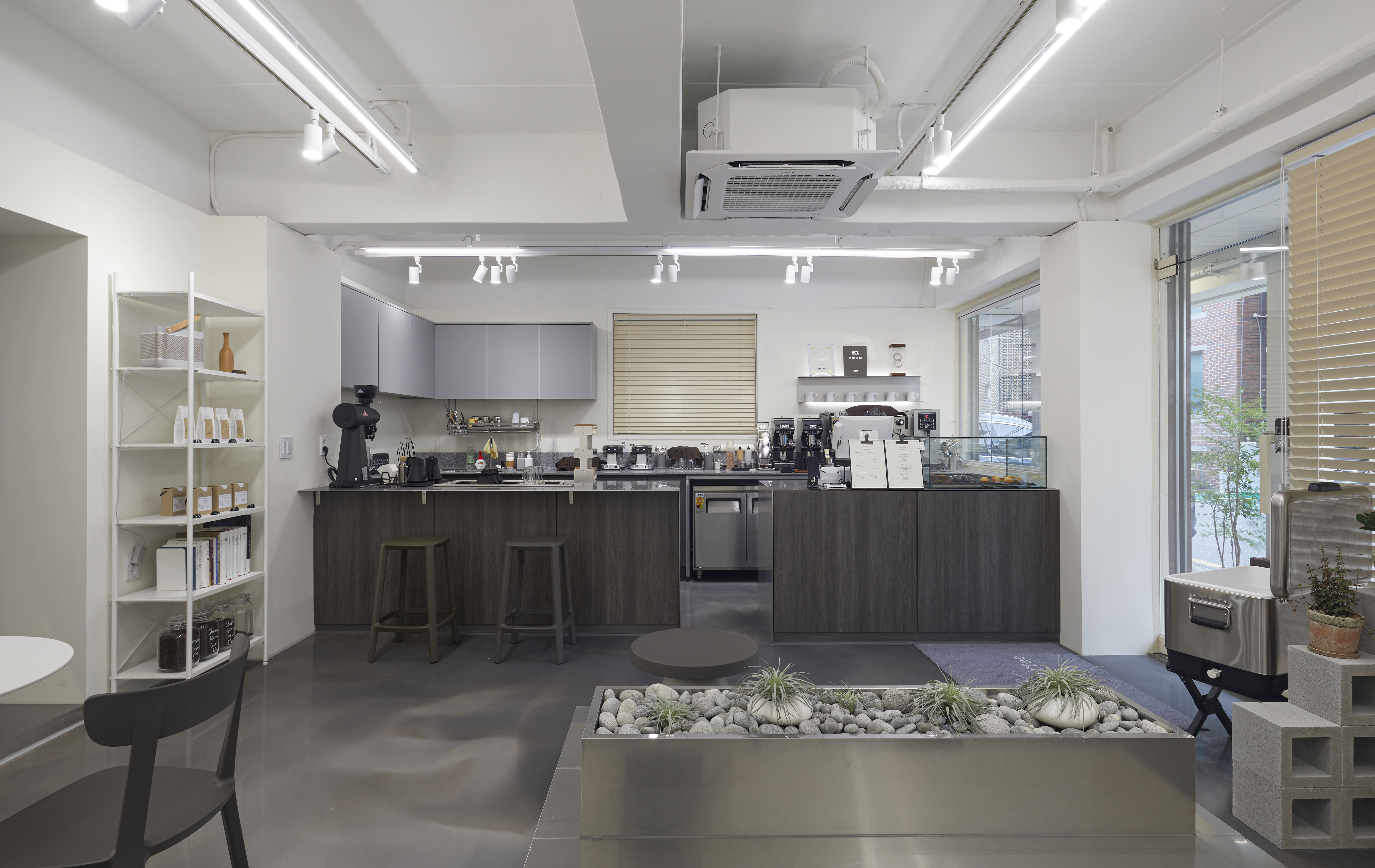 24 平米现代简约咖啡厅设计-3