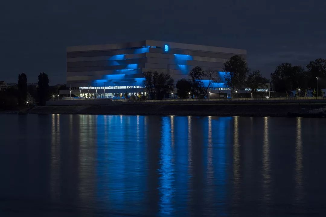 波光粼粼的多瑙河畔游泳馆,布达佩斯 Duna Arena-73