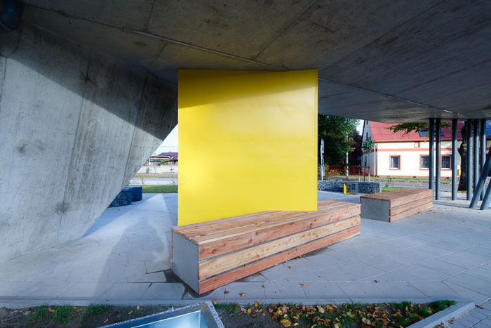 瓦韦尔尼察的乡村广场-6