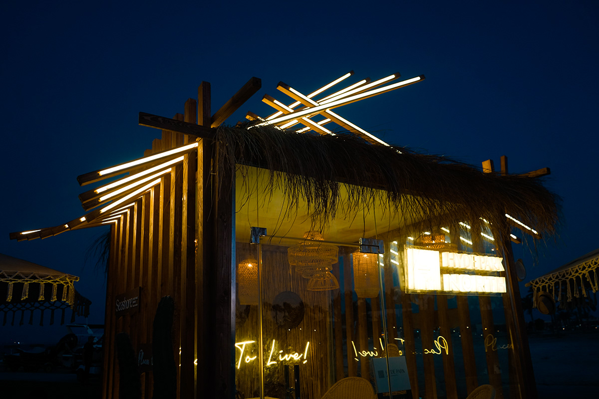 海边草屋美陈  超有氛围的户外露营网红打卡地展陈设计-4