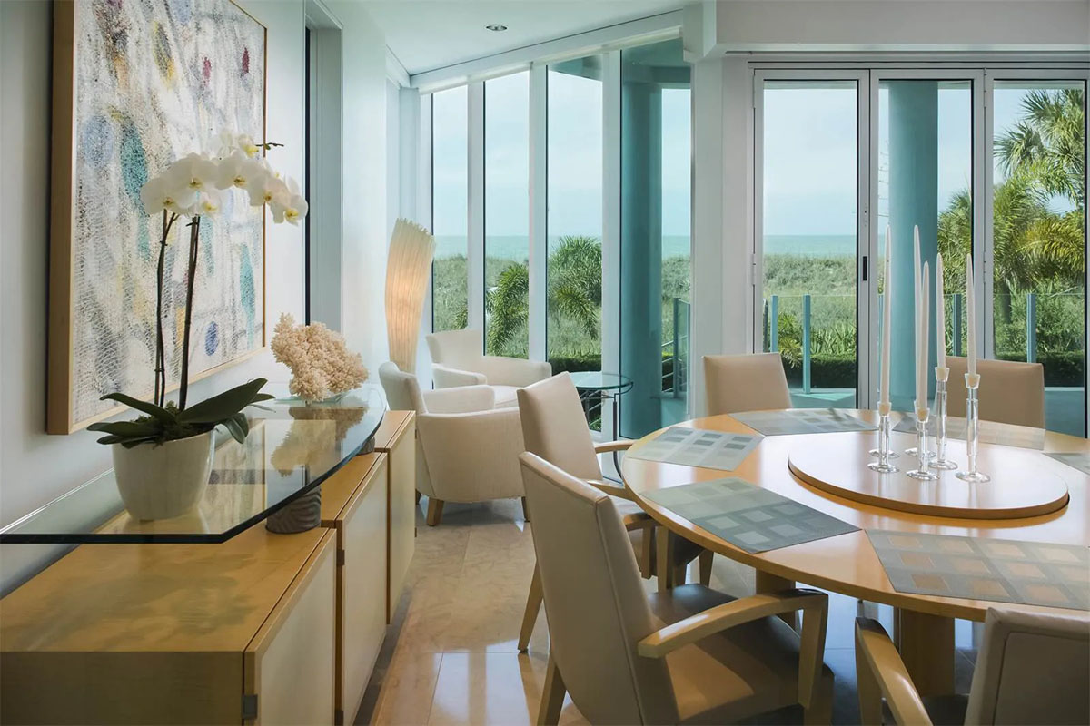 佛罗里达海滨带玻璃电梯和楼梯的豪华住宅丨乌拉圭佛罗里达丨建筑师迈克尔·戴德莫尔-12