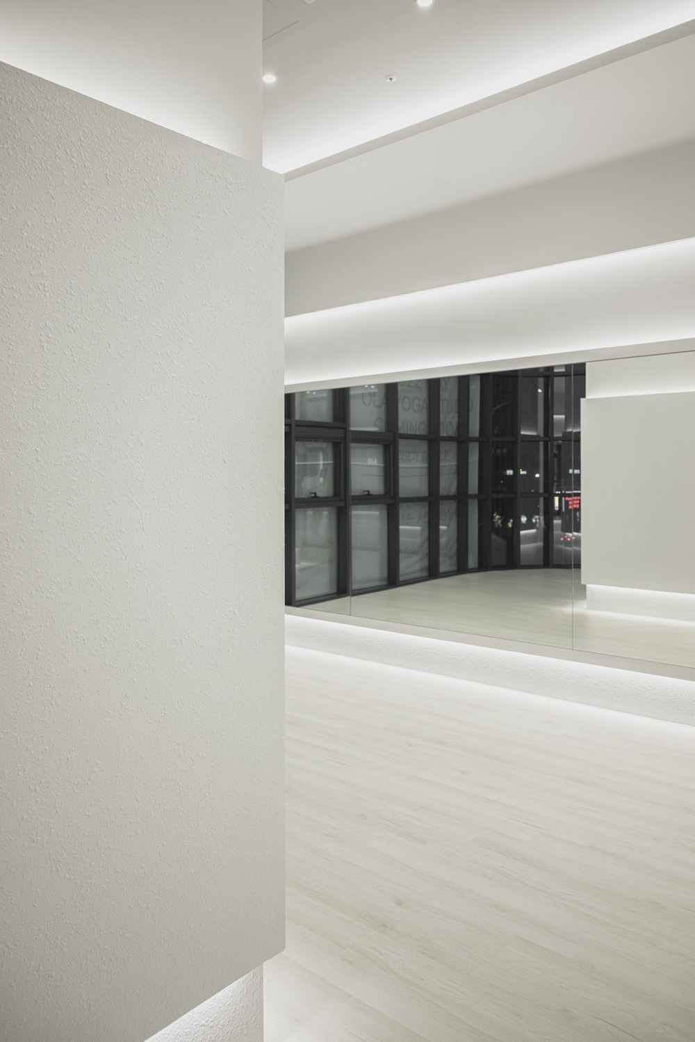 简约白色瑜伽室，45 平米的空间艺术-4