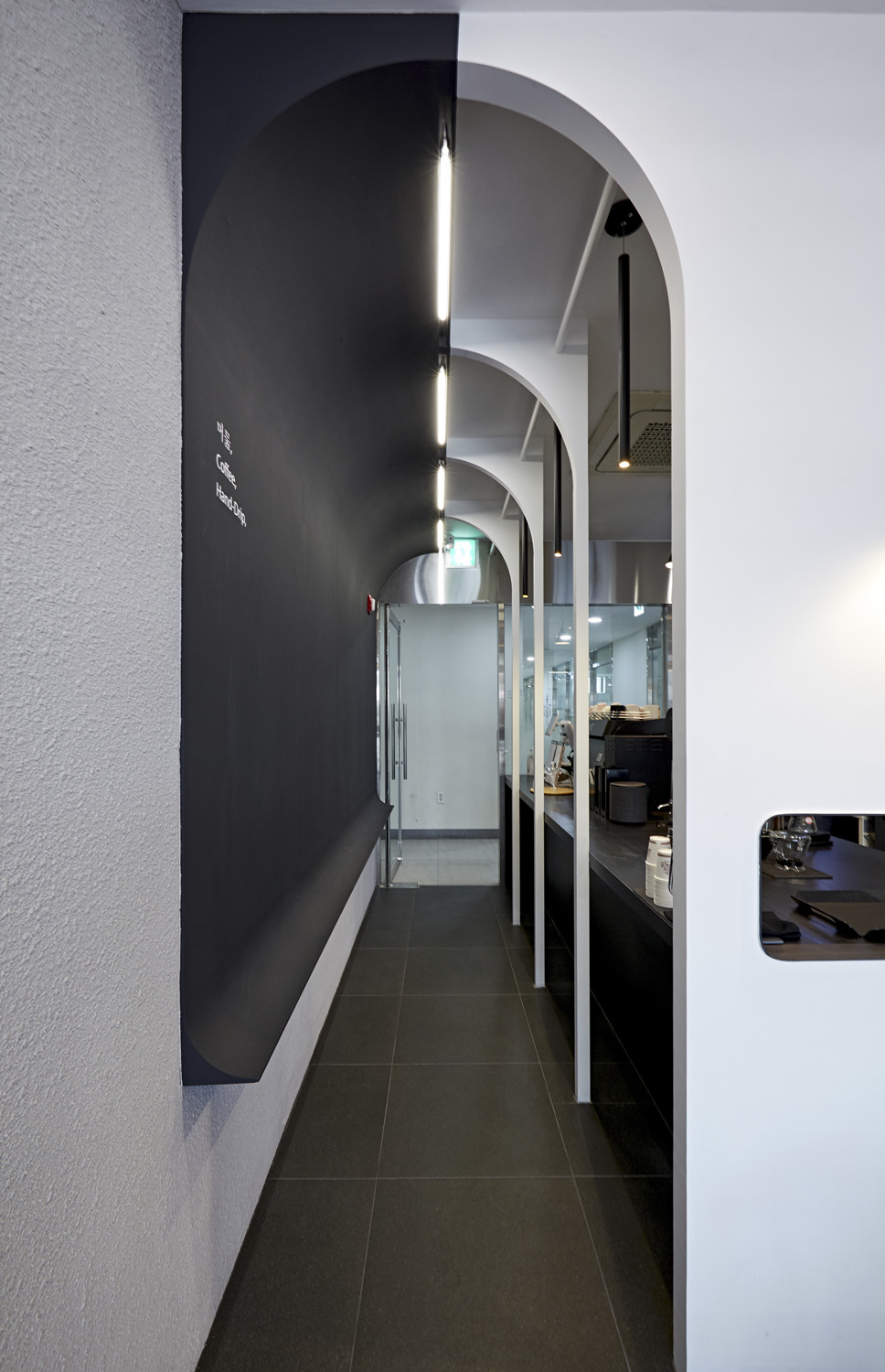 10 坪极简咖啡厅 | 素雅氛围的温馨空间-12