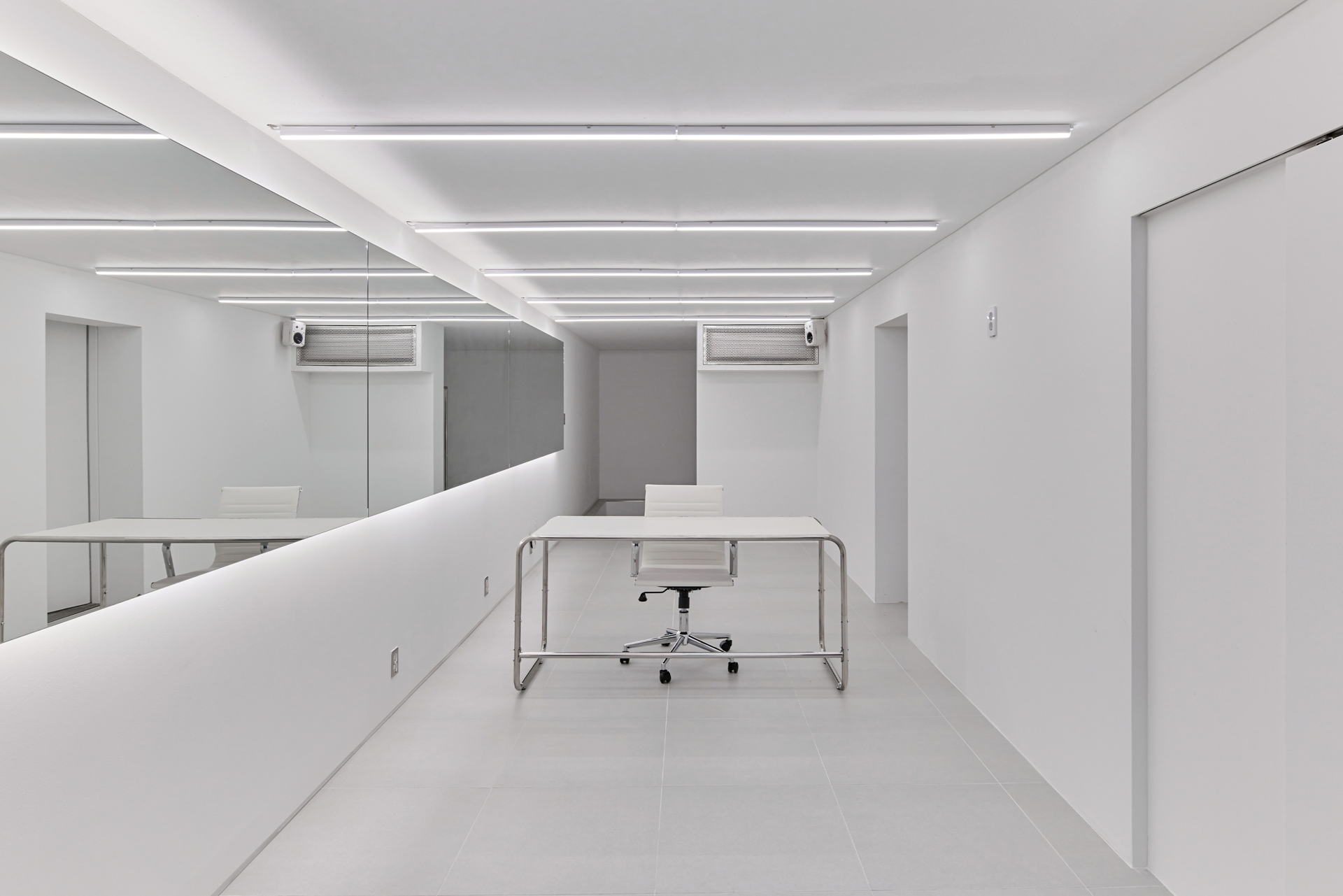 莱克 2

注：Lekker可能是一个特定的人名、品牌名等，2可能是编号等若有更具体的语境，翻译可能更精准 丨Docent Design-20