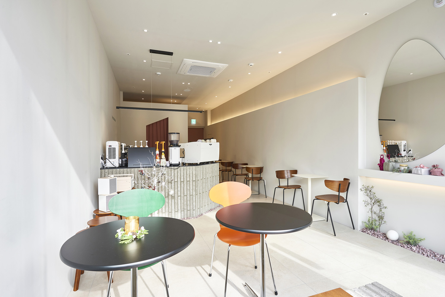 白色极简设计的 12 平小户型咖啡厅-5
