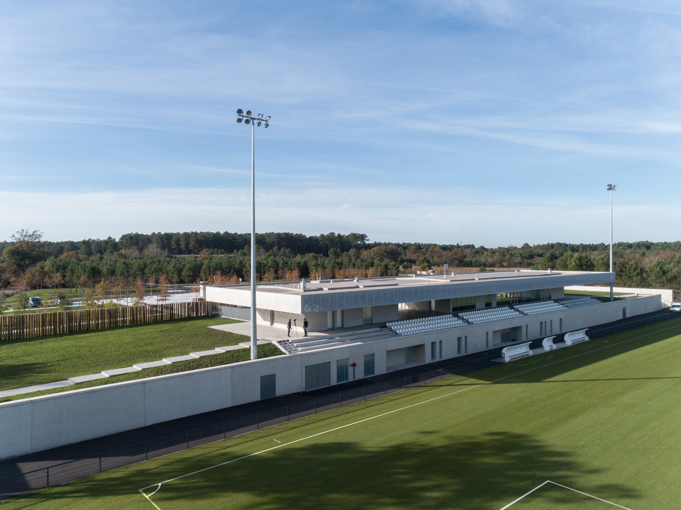 法国圣保罗勒达克体育广场·绿色景观中的多功能运动空间-34