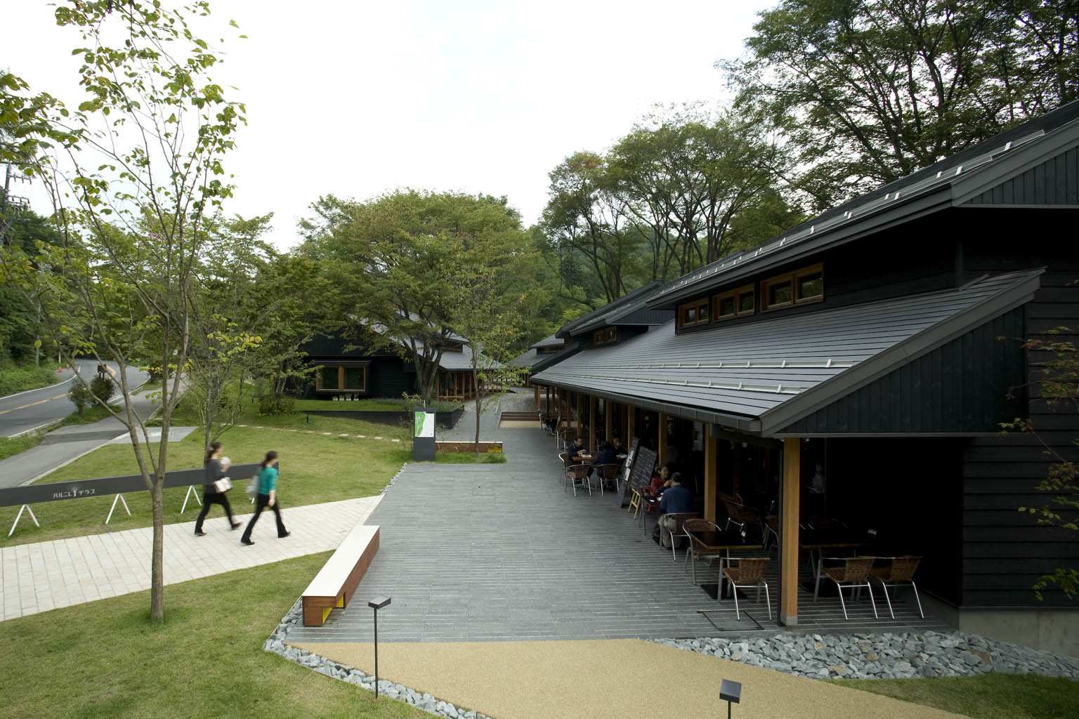 榆树露台 · 融入自然的休闲商业空间丨日本长野丨东环境·建筑研究所,都市环境照明研究所(ICE)等-16