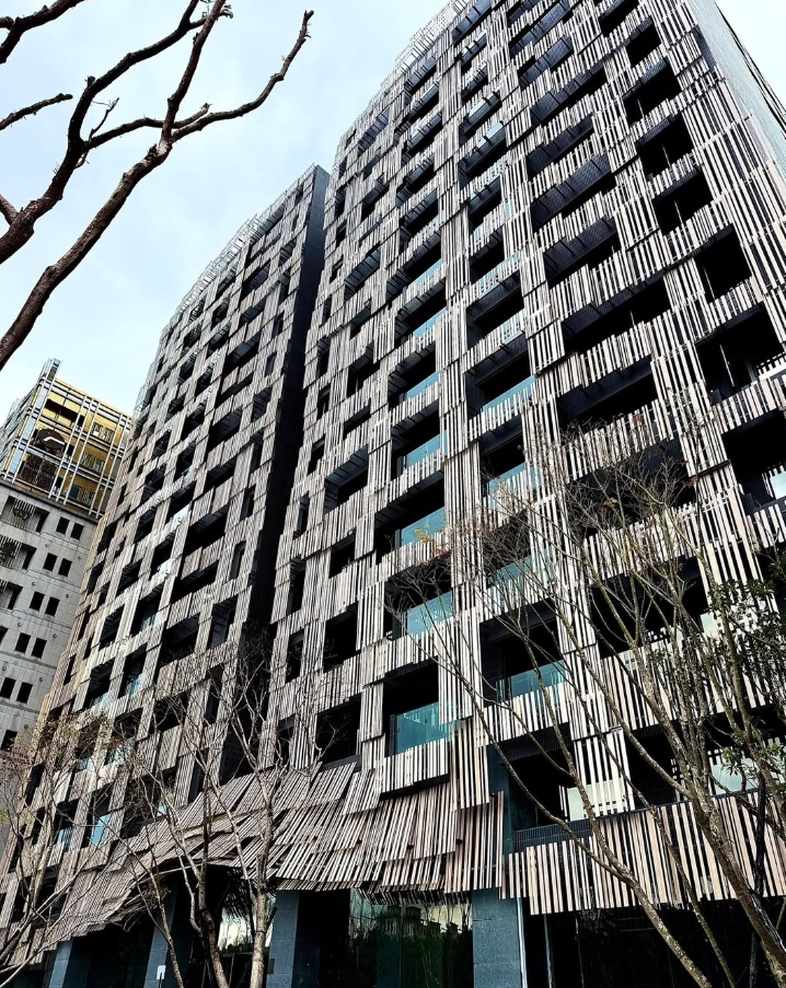 隈研吾的个人账号评论区沦陷了？因为他设计了一座酷似订书针的大楼？-4