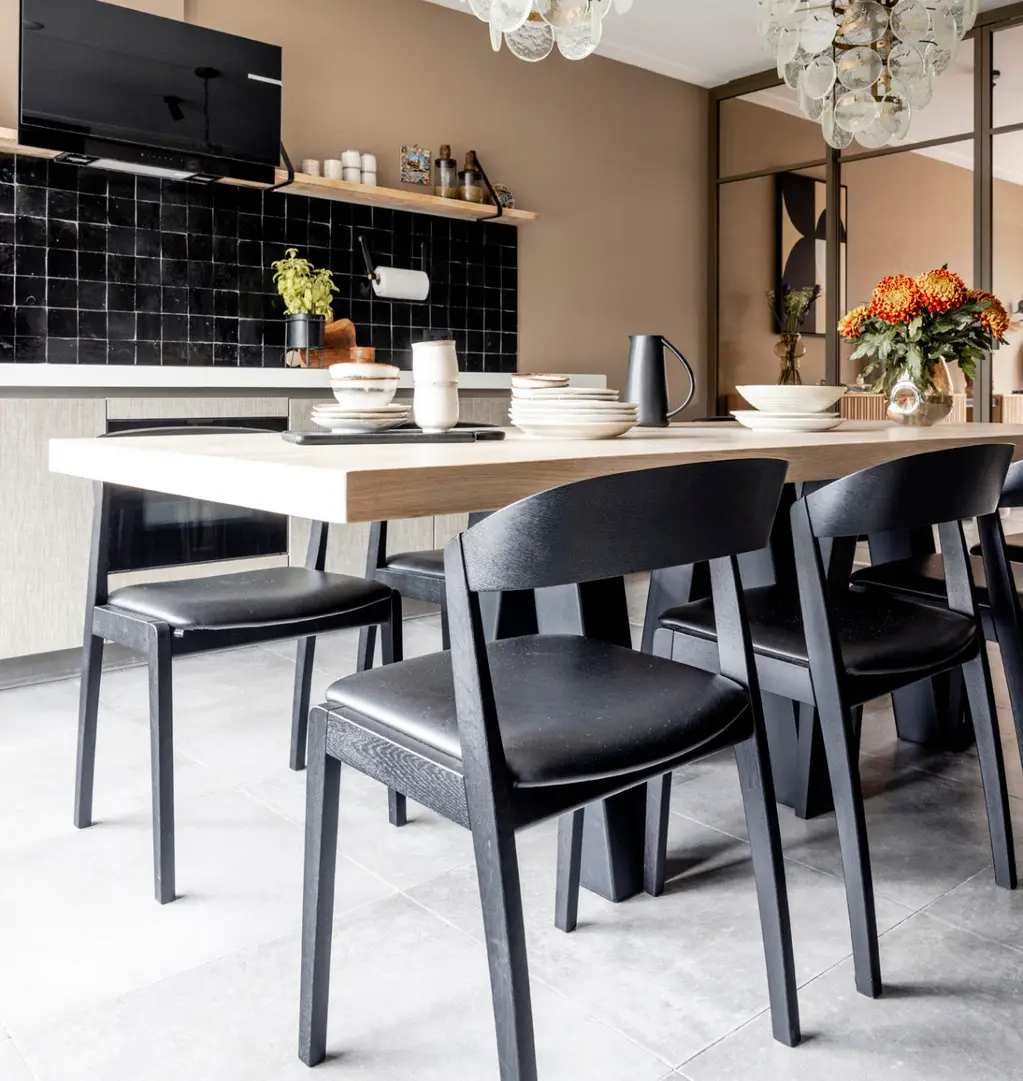 荷兰家庭暖意新居，现代风格融合设计师巧思-10