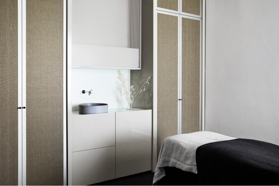 金色的;金黄色的;金的;金制的-85