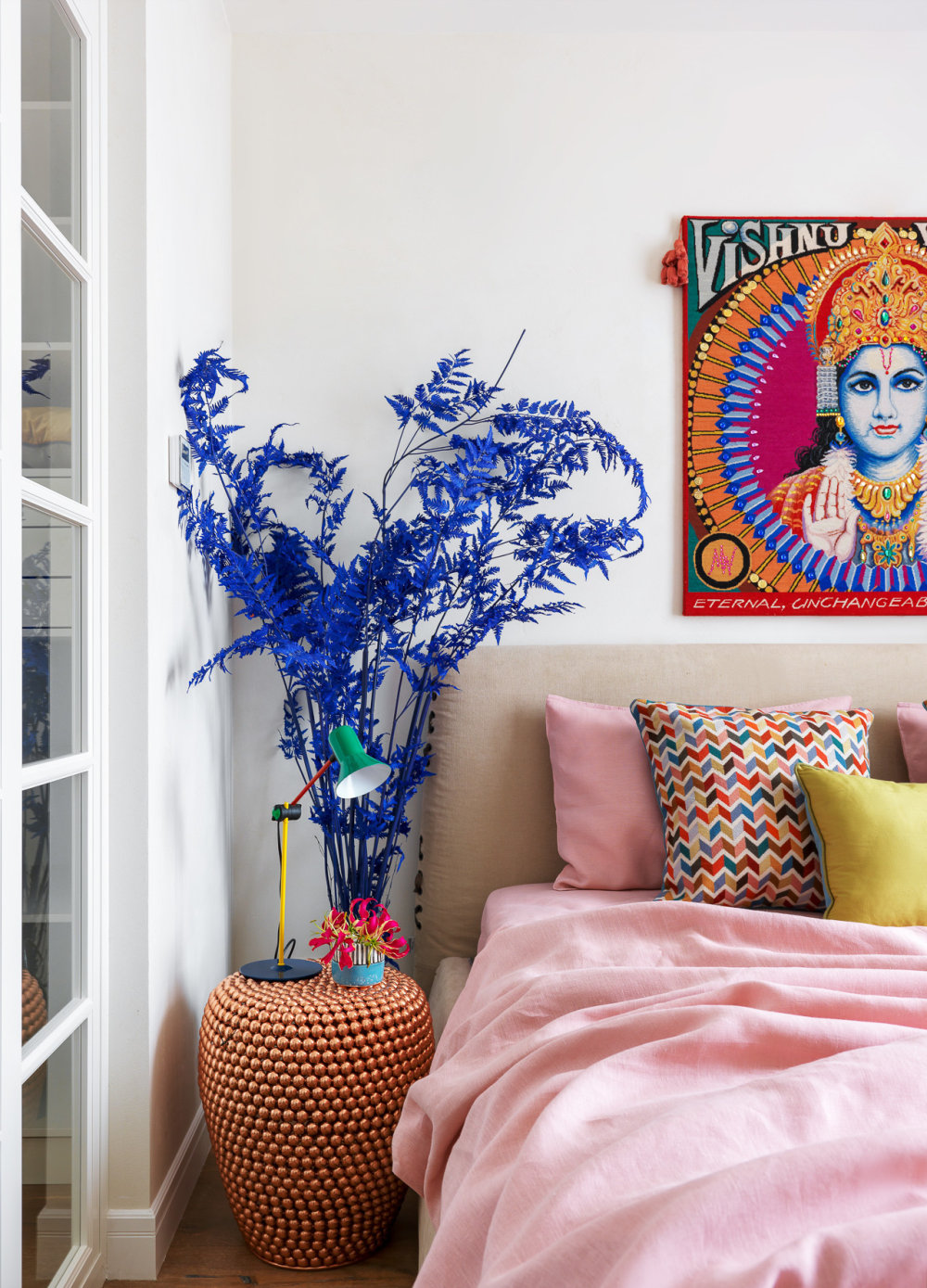 柔和灯光打造舒适卧室空间丨ELLEdecoration-10