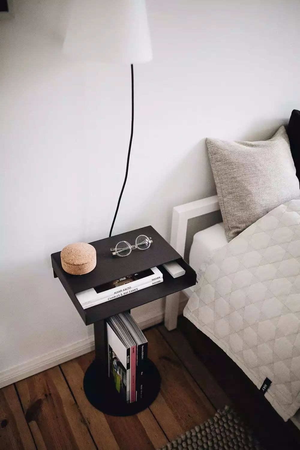 67㎡ 小公寓，墙壁上的层板、挂钩、衣架设计的太赞了-52