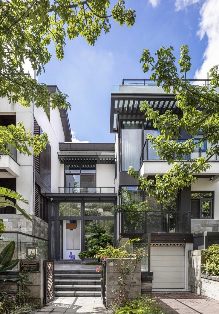 绿意葱郁中的现代极简别墅设计-0