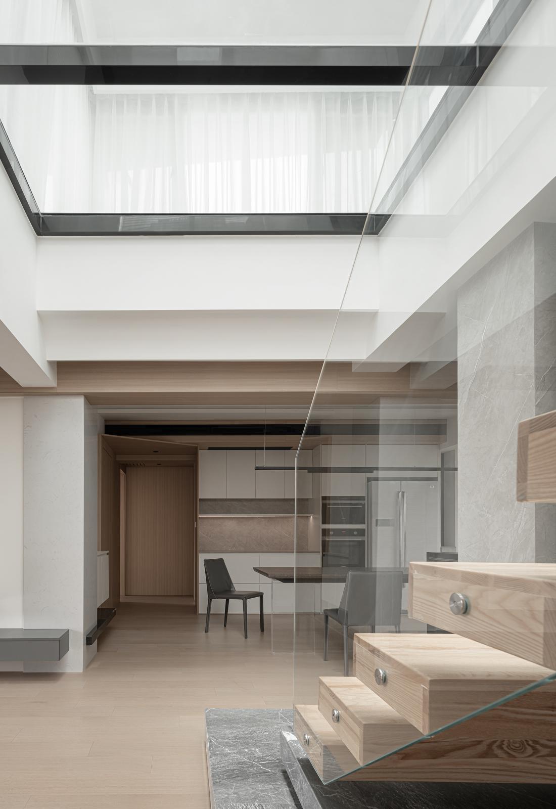 光线与空间的完美融合 · 顶楼平层住宅的创新设计-116