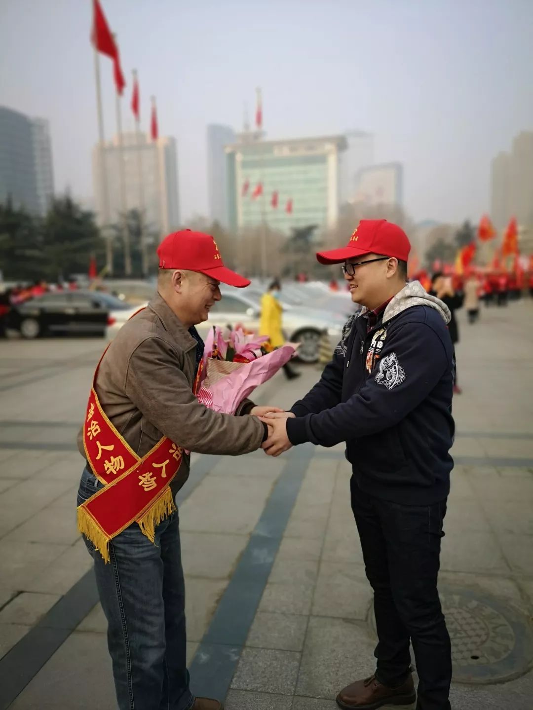 鲜花送雷锋,真心献祖国-20