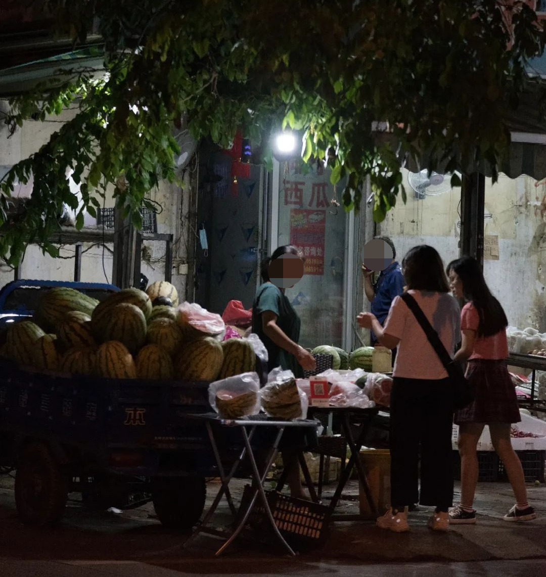 异乡夜色 · 小店的千姿百态丨黄兴国-14