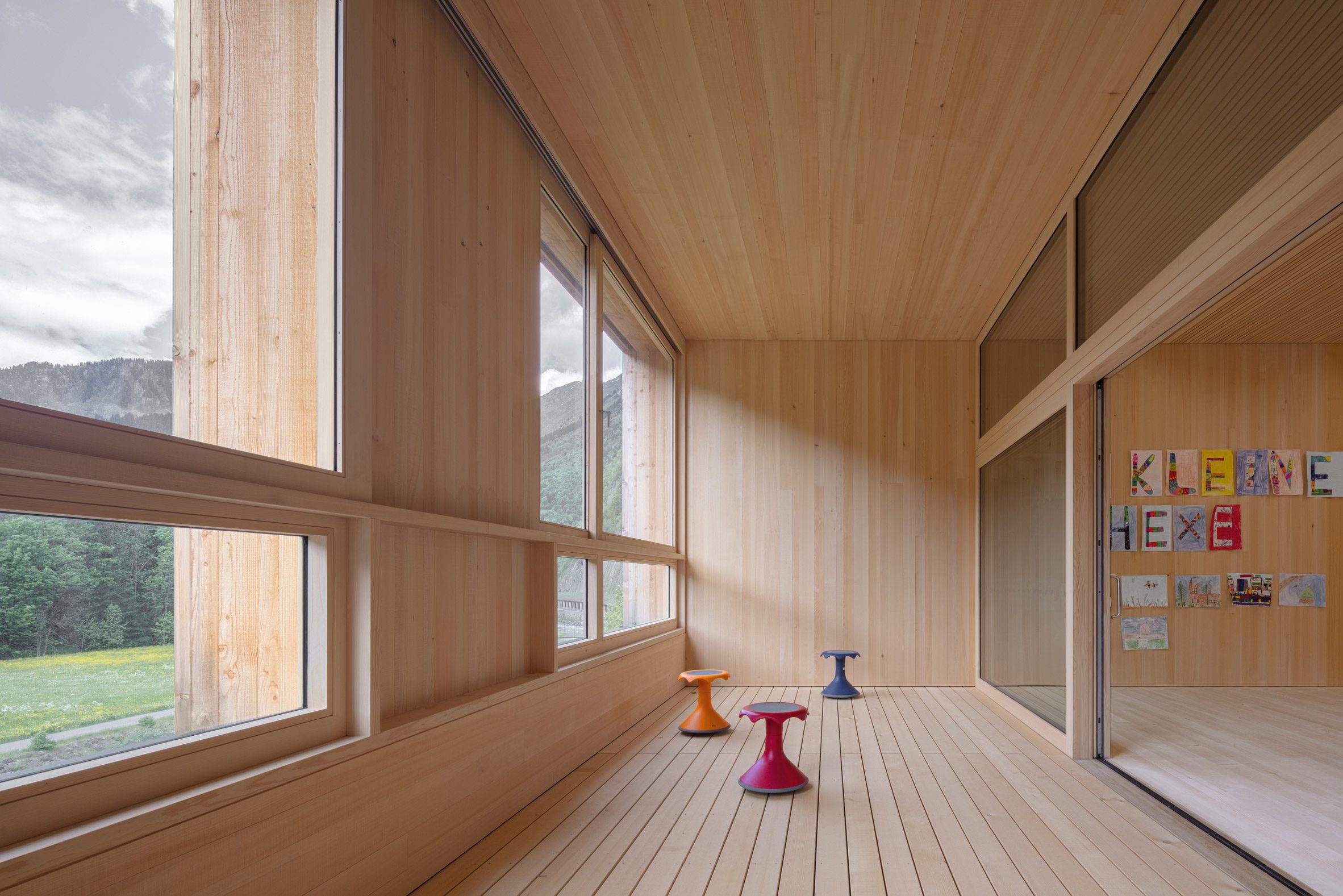 奥地利农村的长方体小学丨Bernardo Bader Architekten-16